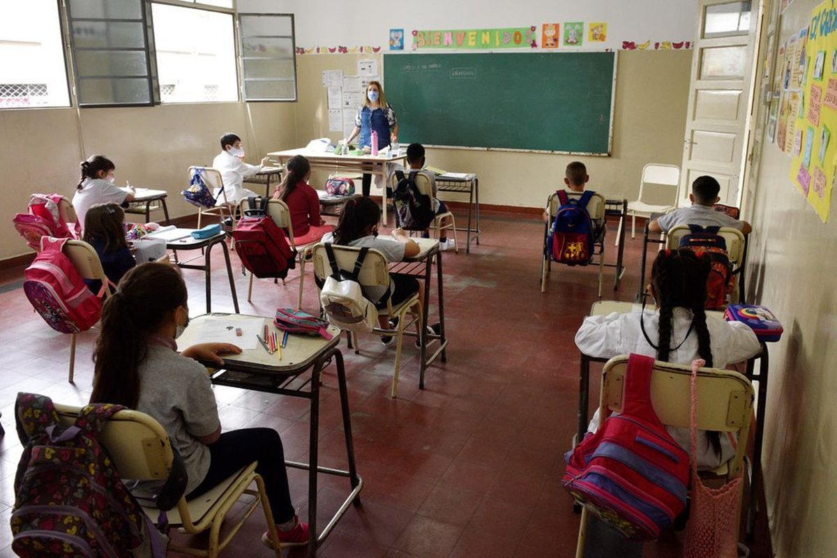 El Gobierno nacional propondr&aacute; que las escuelas primarias de todo el pa&iacute;s dicten una hora m&aacute;s de clase por d&iacute;a.