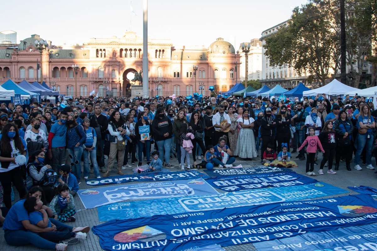 Familias TEA de Tres de Febrero participaron en el acto central realizado en Plaza de Mayo