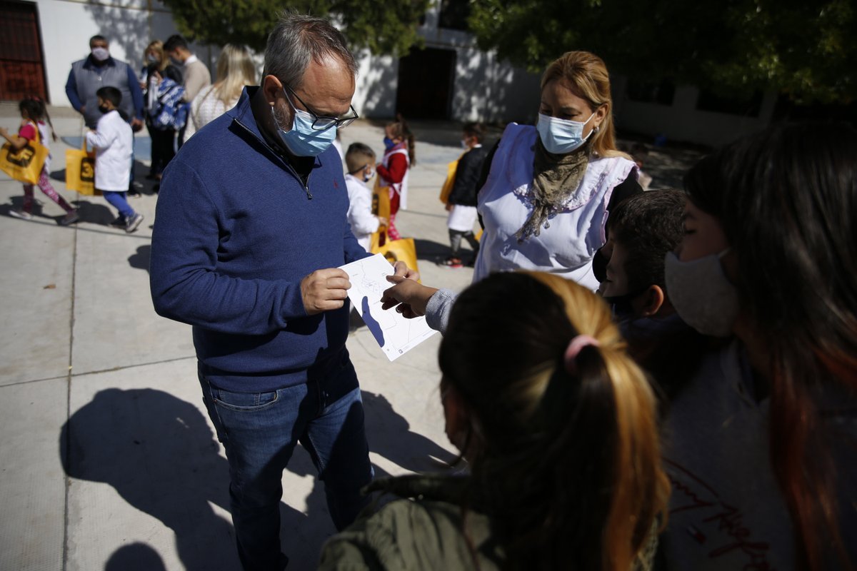 Valenzuela entreg&oacute; 18.000 kits escolares en Tres de Febrero