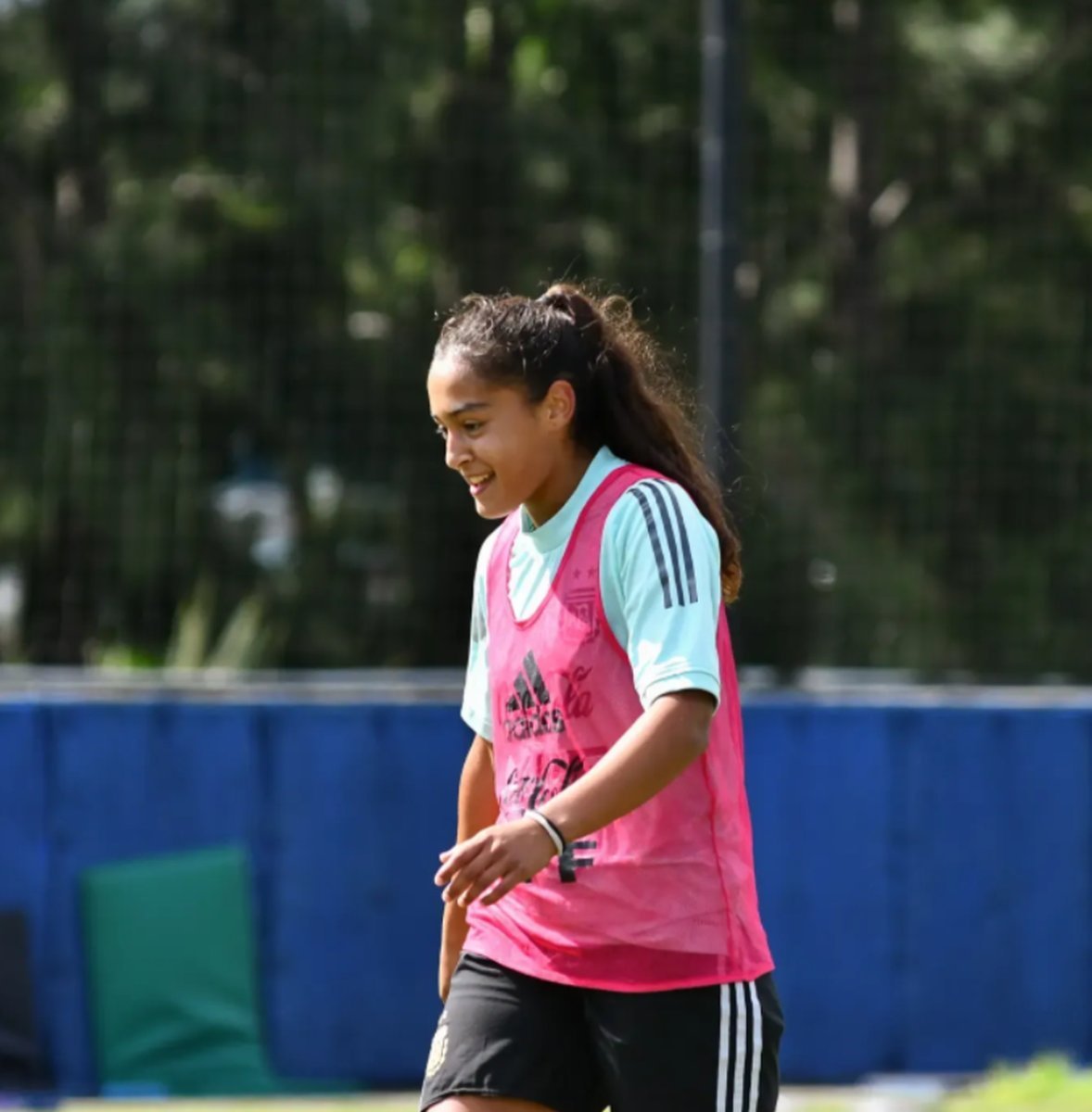 La jugadora del Club River Plate representa a Argentina en el seleccionado femenino Sub 17 y Sub 20.