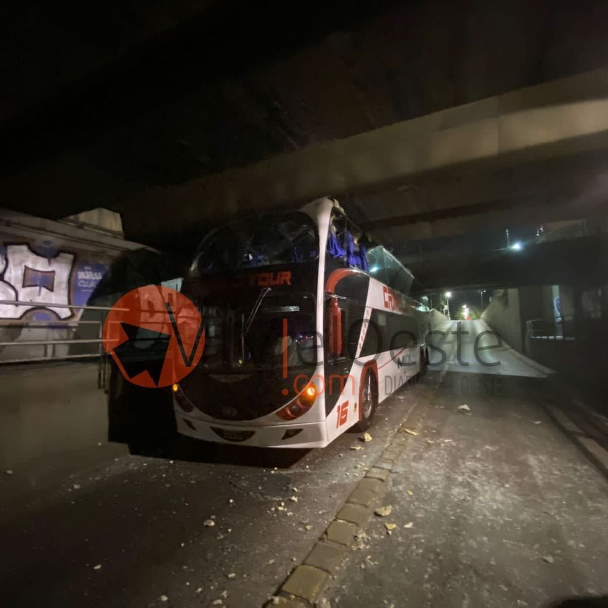 Accidente en Haedo: As&iacute; qued&oacute; el micro atascado este jueves por la noche