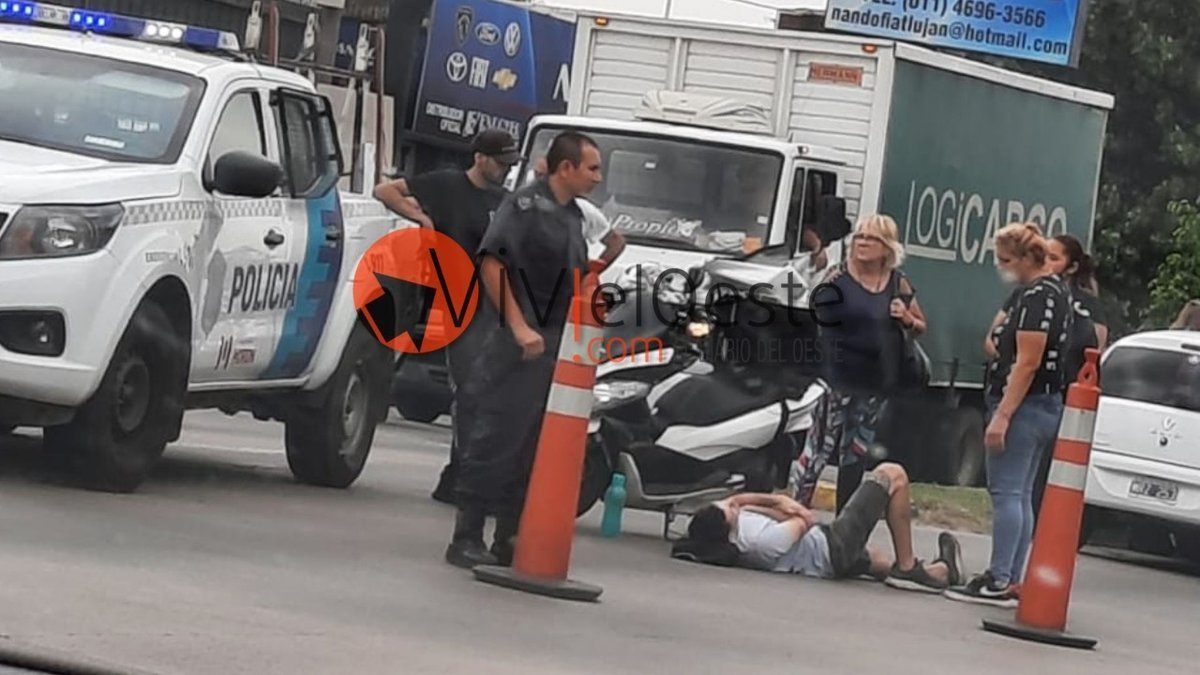 Mor&oacute;n: accidente entre una moto y un autom&oacute;vil