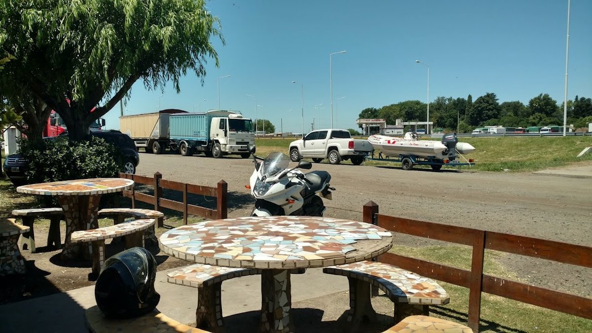 Turismo en Buenos Aires: La parrilla se encuentra al costado de la Ruta 205