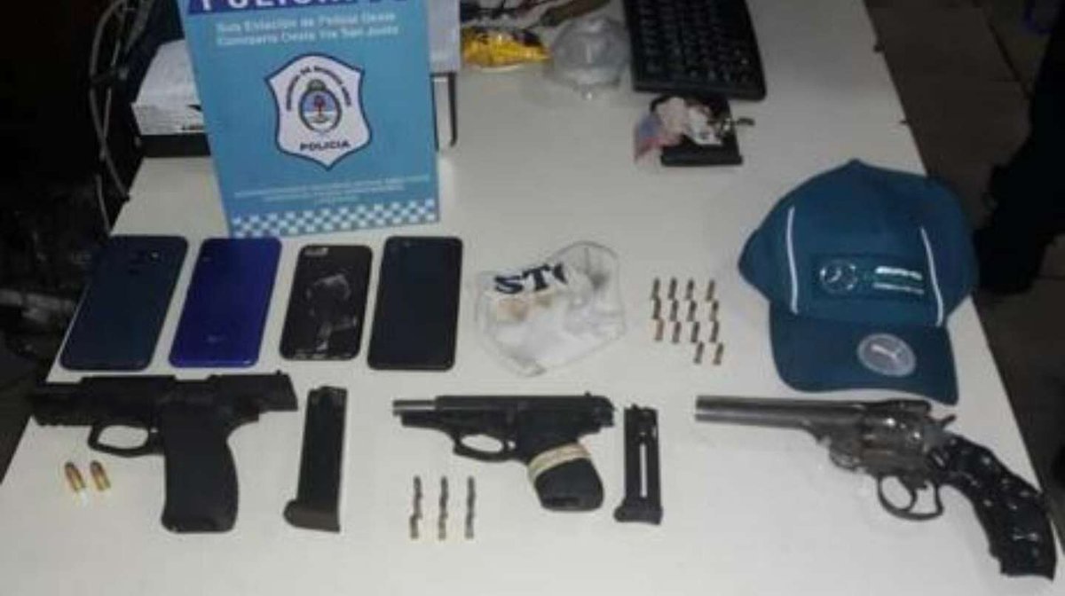 Los delincuentes llevaban tres armas en el auto que circulaba por La Matanza. (Foto: Polic&iacute;a Bonaerense).