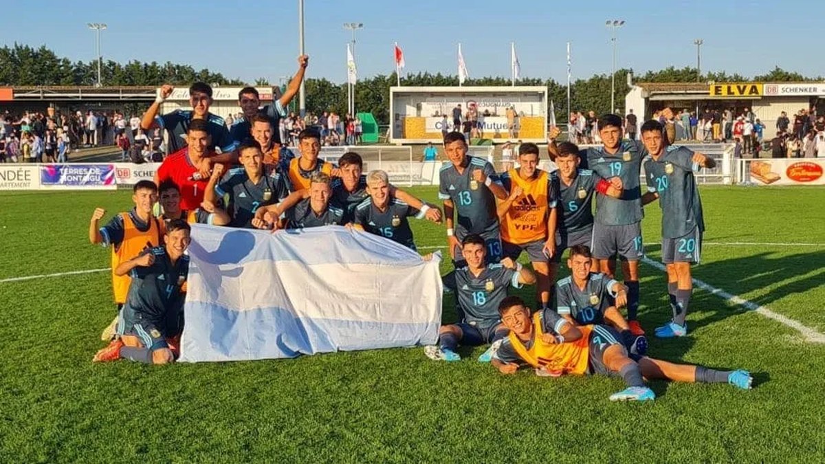 El joven futbolista de Moreno form&oacute; parte del equipo que logr&oacute; un destacada subcampeonato en Francia