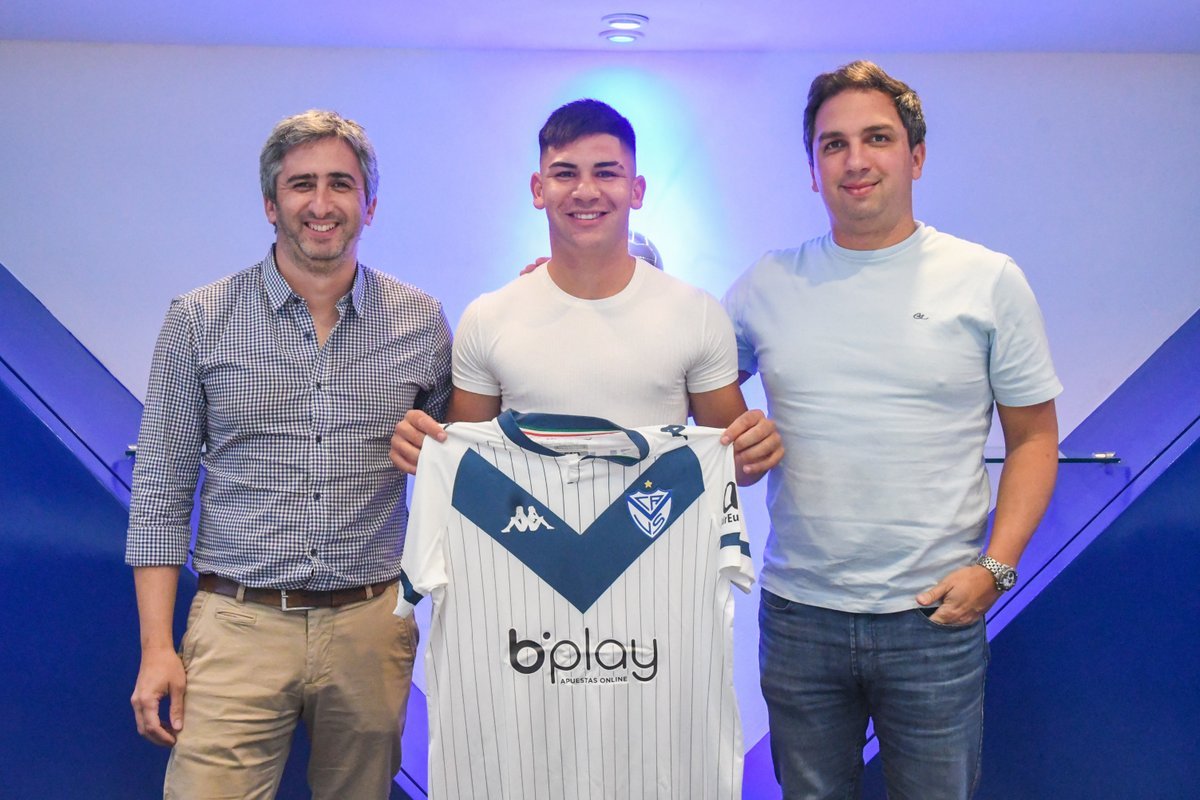 Villalba vive semanas muy emocionantes: firm&oacute; su primer contrato con V&eacute;lez y fue citado con la Selecci&oacute;n Argentina