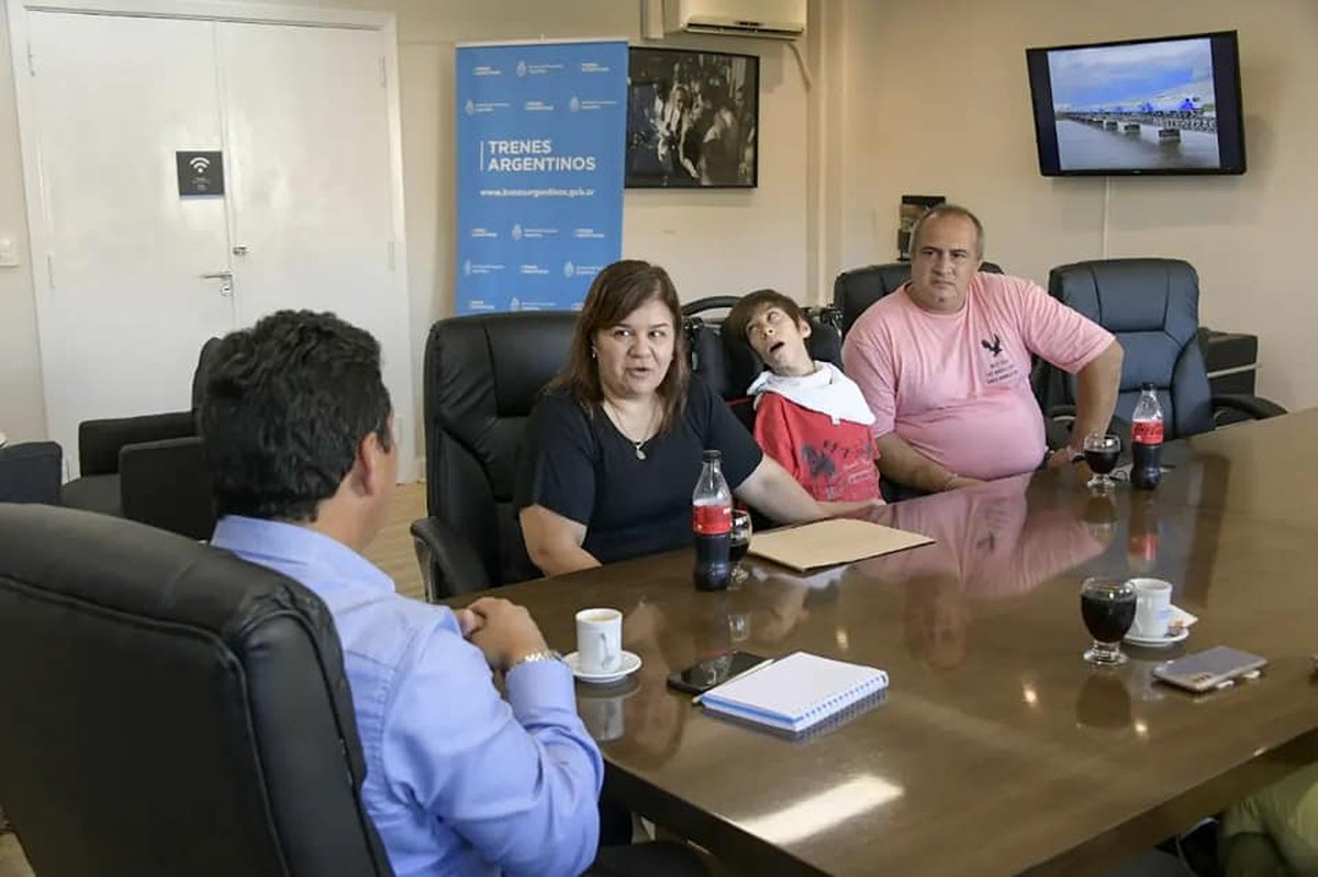 Reuni&oacute;n del presidente de Trenes Argentinos con Tadeo y sus padres.