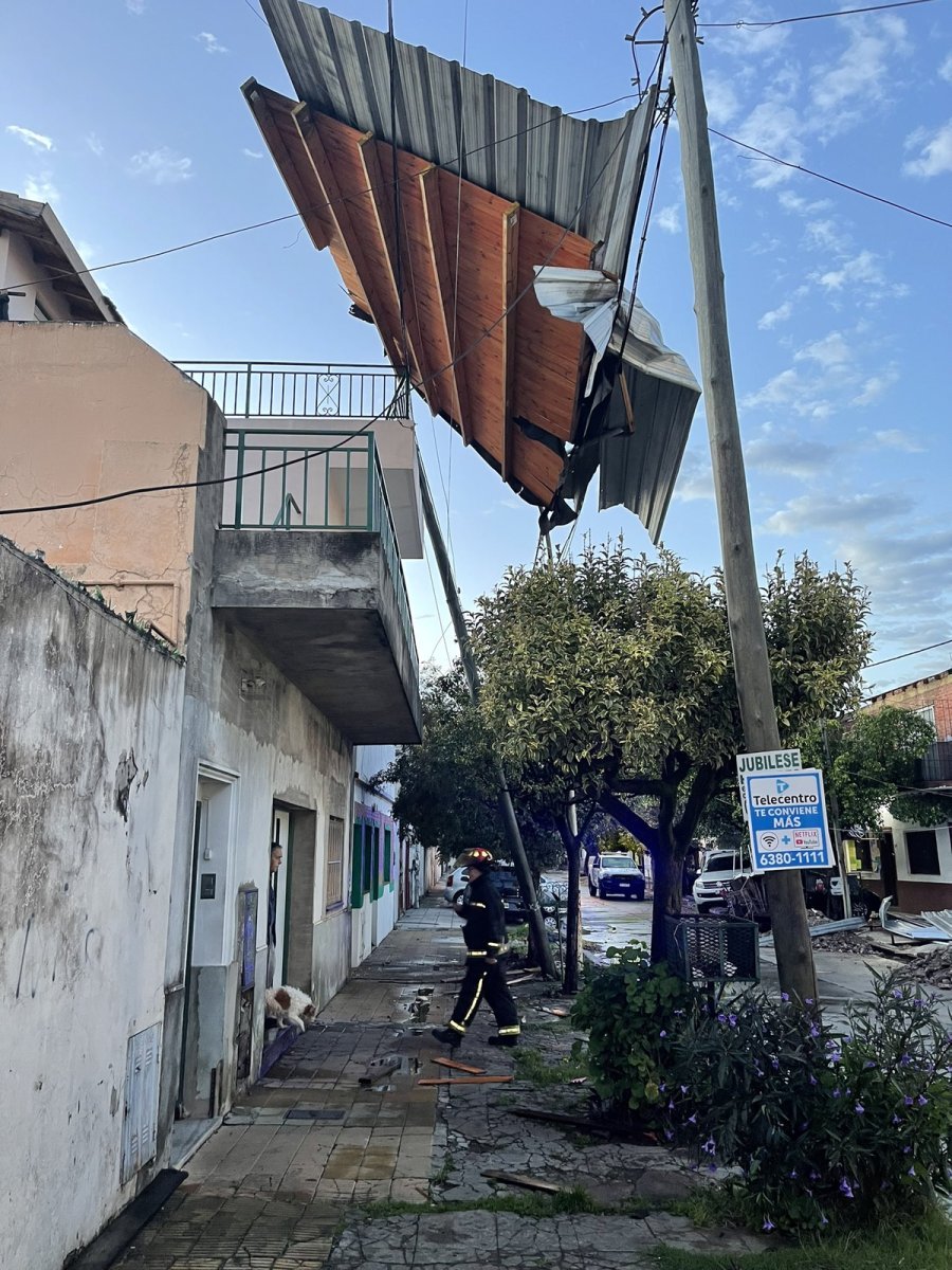 Foto Twitter: @marcedellisola. As&iacute; qued&oacute; el techo de la casa en Villa Madero. &nbsp;
