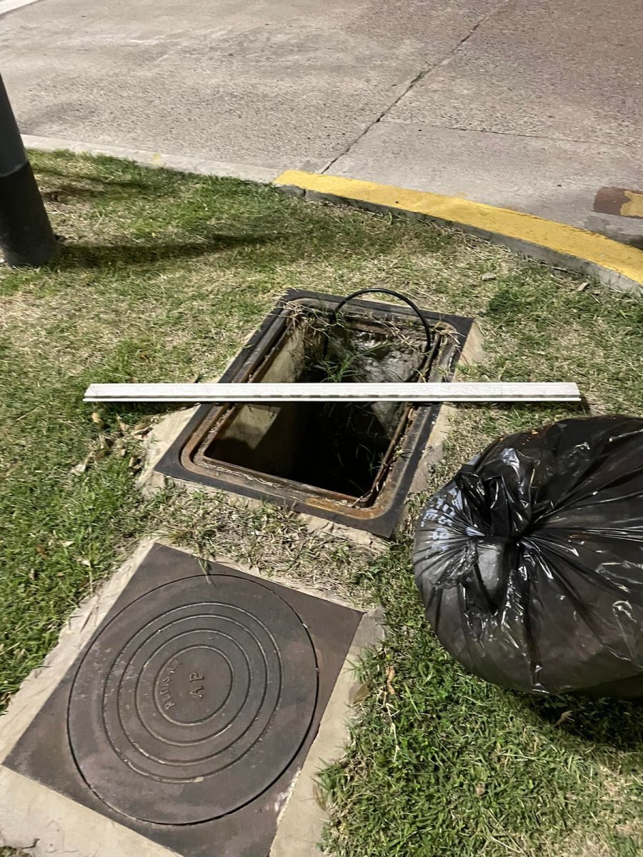 Al robarse las tapas, los pozos del Parque Lineal de Haedo quedaron al descubierto