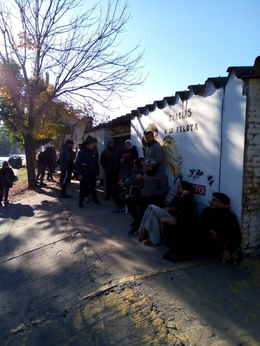 Este martes, la organizaci&oacute;n de la Copa Argentina dio un remanente de 150 entradas y los hinchas de Ituzaing&oacute; se acercaron al club desde la madrugada. Foto: @Nahuel_Llamosa