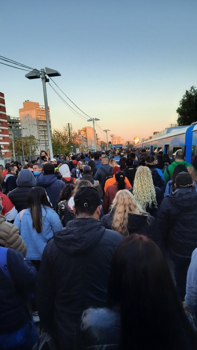 Imagen repetida en el Oeste: cientos de personas en cada estaci&oacute;n del Tren Sarmiento