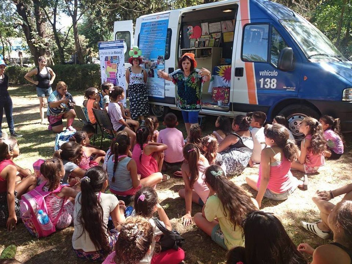 La Bibliom&oacute;vil en un recorrido por La Matanza.