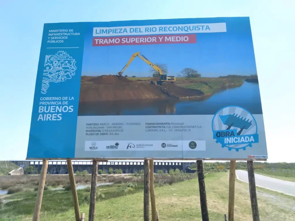Cartel que indica las obras de limpieza en el R&iacute;o Reconquista a la altura del Dique Roggero en Moreno