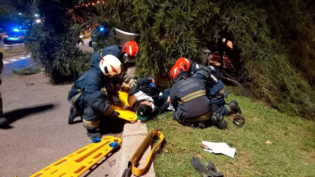 El chofer del cami&oacute;n asegur&oacute; que se qued&oacute; sin frenos y se tir&oacute; al parquizado para detener al veh&iacute;culo de carga en General Paz y Dellepiane.