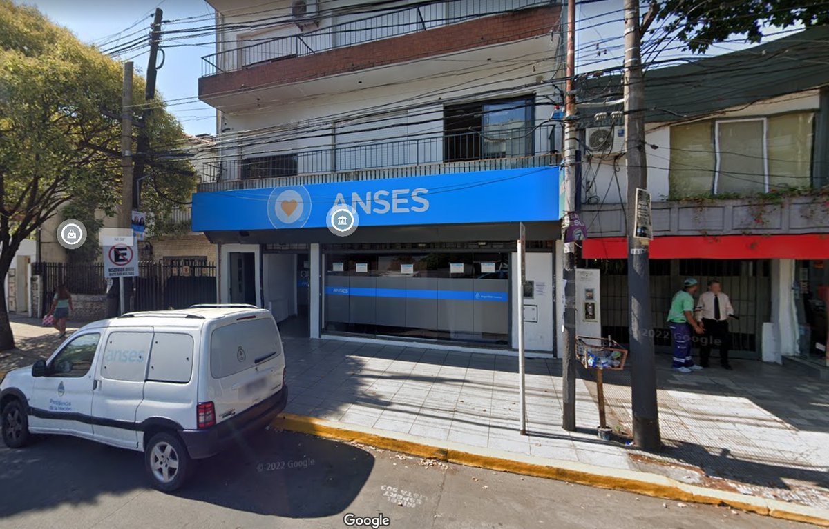 La fachada de la oficina de ANSES ubicada frente a la Municipalidad de Tres de Febrero