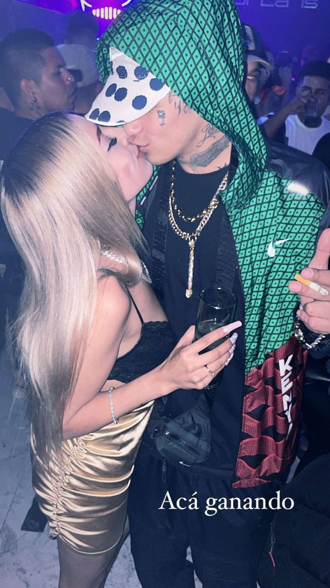 L-Gante pase&oacute; junto a su novia en Limousina y lleg&oacute; a un reconocido boliche en la zona oeste con el espectacular veh&iacute;culo.