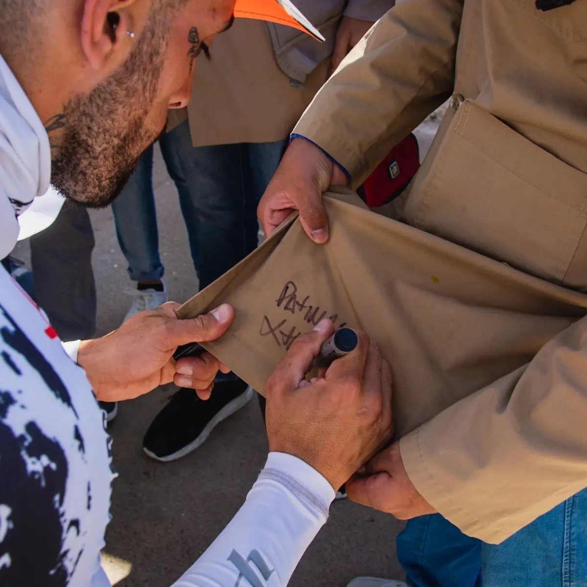 Cualquier lugar sirve para dejar una firma de recuerdo: Lucas Sawyer lleg&oacute; a Salta luego del inicio de su viaje en Merlo