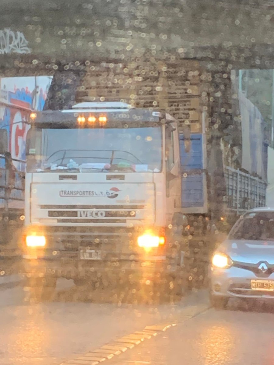 Nuevo accidente en Haedo: Un cami&oacute;n se qued&oacute; trabado en el t&uacute;nel.