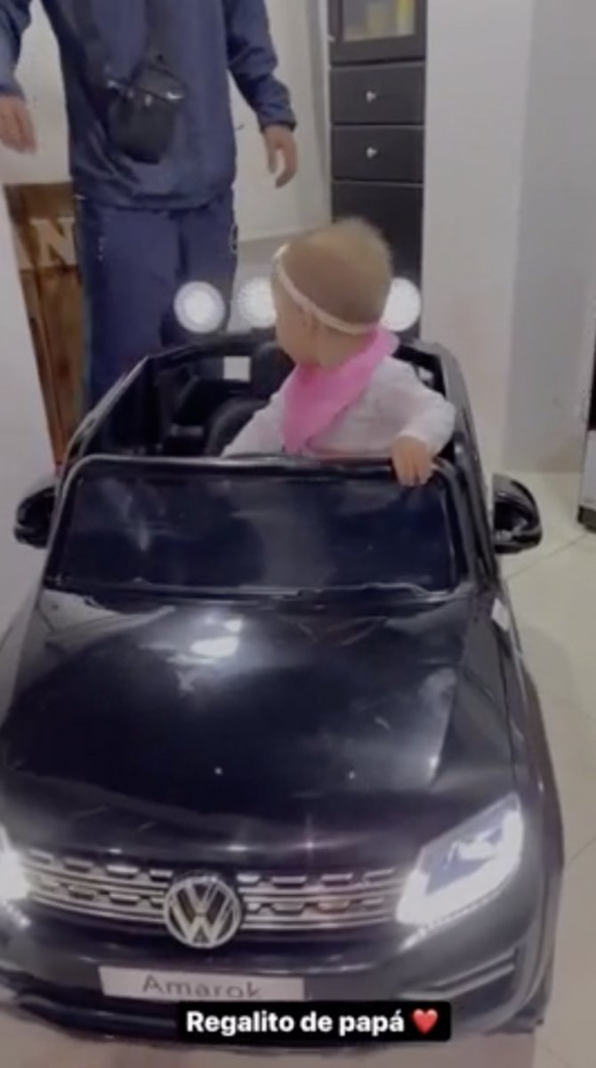 L-Gante le regal&oacute; a su hija un espectacular auto a bater&iacute;a.