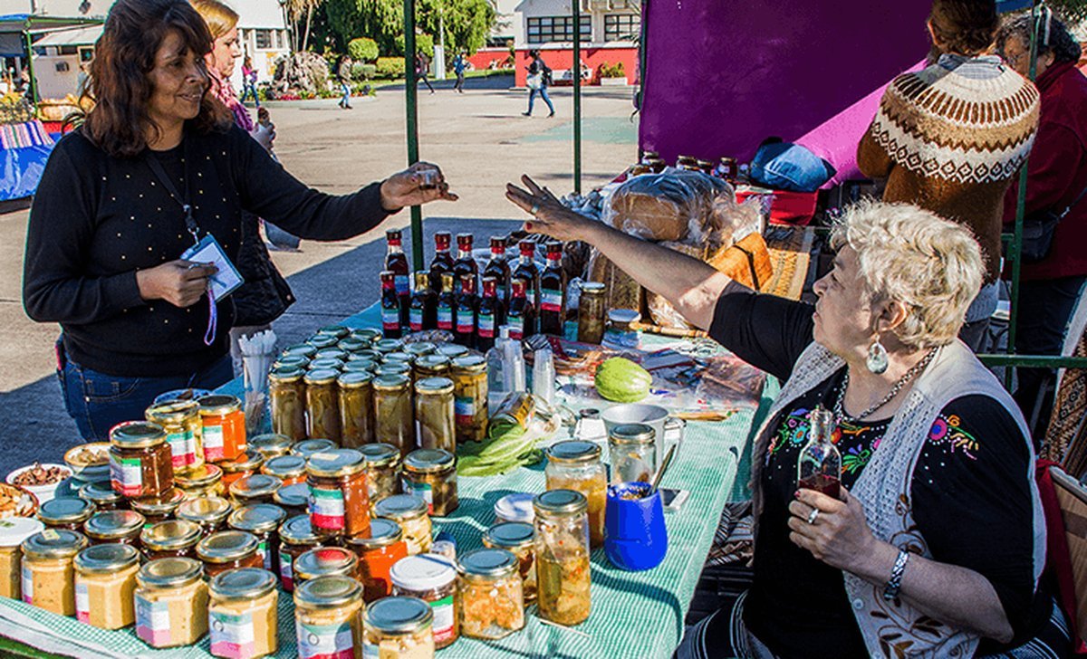 Feria en el predio de la Universidad Nacional de La Matanza (UNLaM).