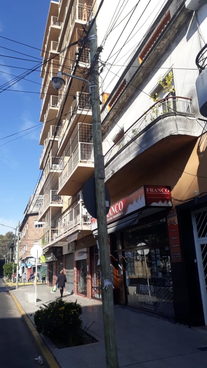 Luego de la viralizaci&oacute;n en un grupo de Santos Lugares, la jaula fue sacada del poste de luz