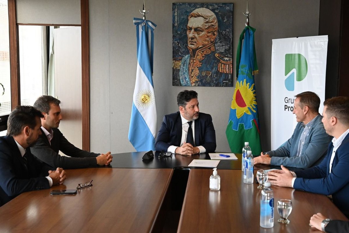 Gustavo Men&eacute;ndez durante la firma del convenio.