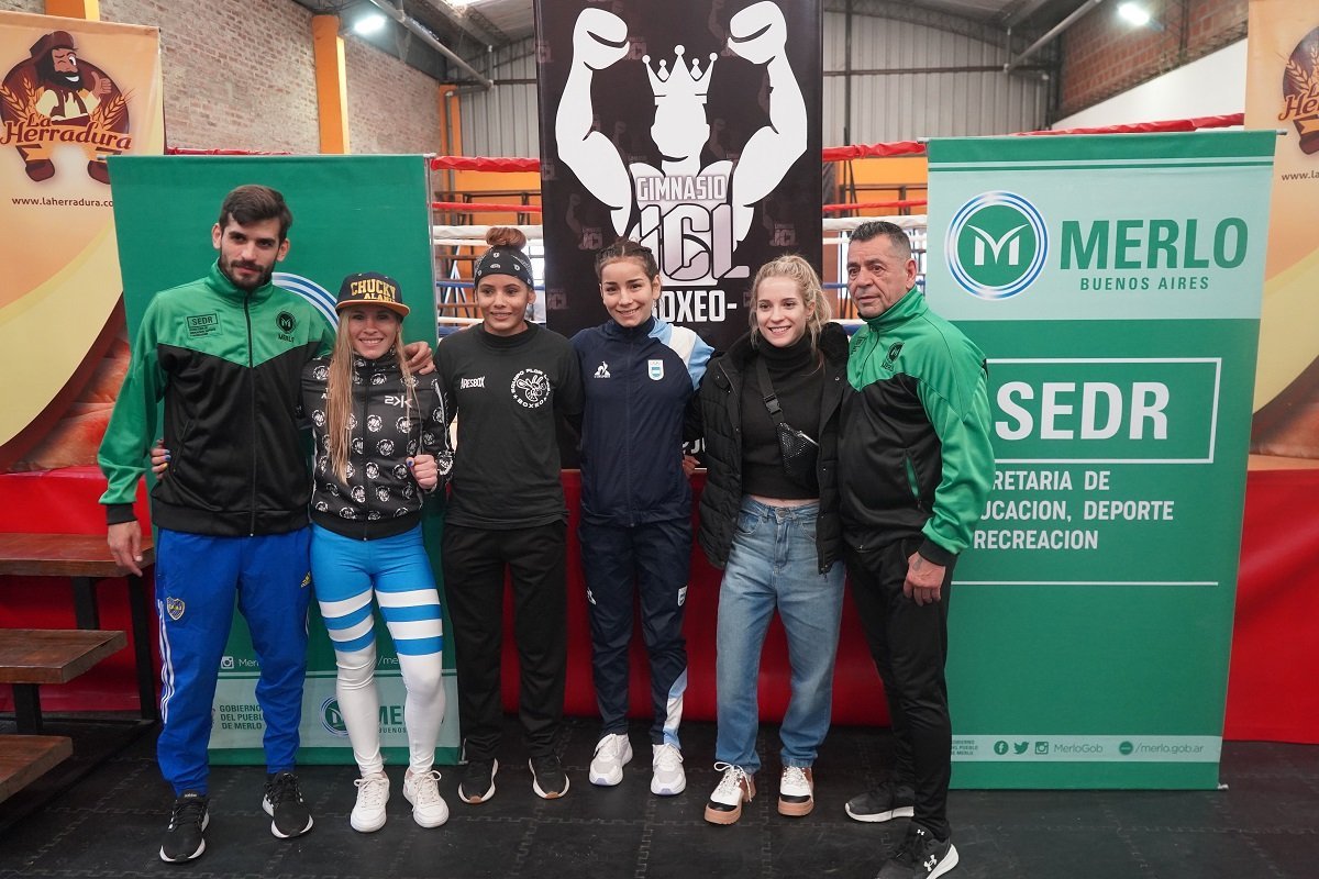 Celeste Alaniz junto a otras boxeadoras de Merlo en la presentaci&oacute;n de la pelea que ser&aacute; hist&oacute;rica
