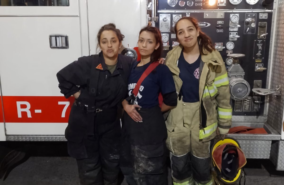 Equipo femenino de los Bomberos Voluntarios de Merlo.