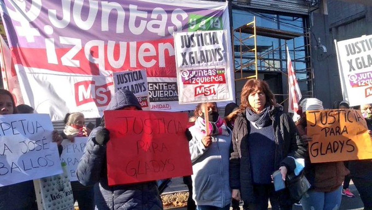 Mientras se realizaba la sentencia el MST esperaba fuera del Tribunal de La Matanza.