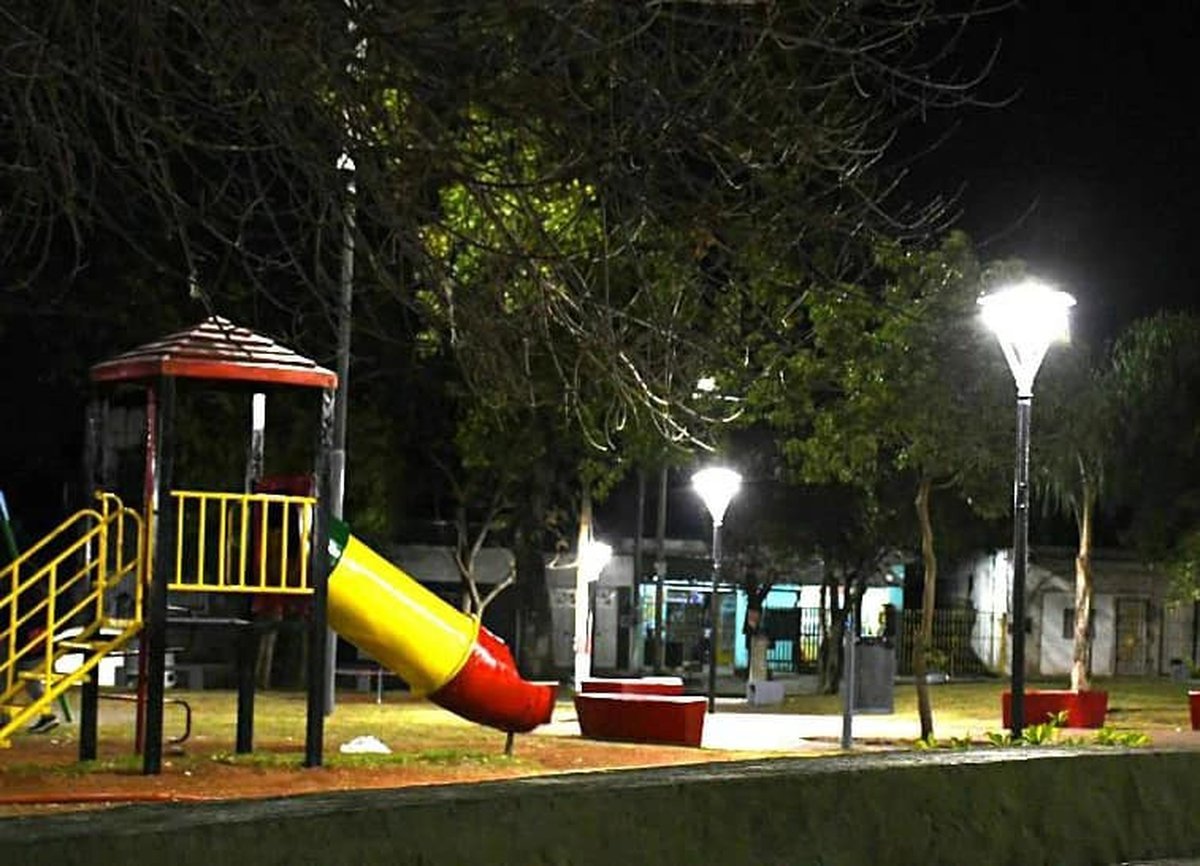 El parque lum&iacute;nico de una de las plazas m&aacute;s importantes de Mor&oacute;n Sur qued&oacute; renovado.