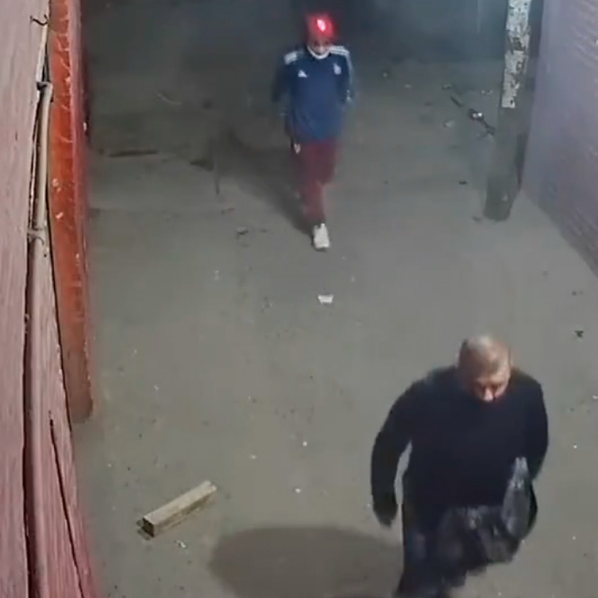 El delincuente utiliz&oacute; una madera para golpear a la v&iacute;ctima en Laferrere.