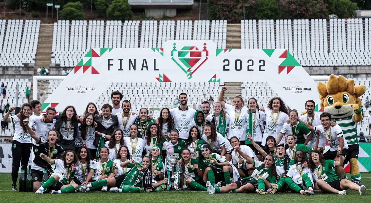 F&uacute;tbol: La jugadora de Castelar es la primera en la fila de arriba (desde la derecha) en la celebraci&oacute;n del t&iacute;tulo