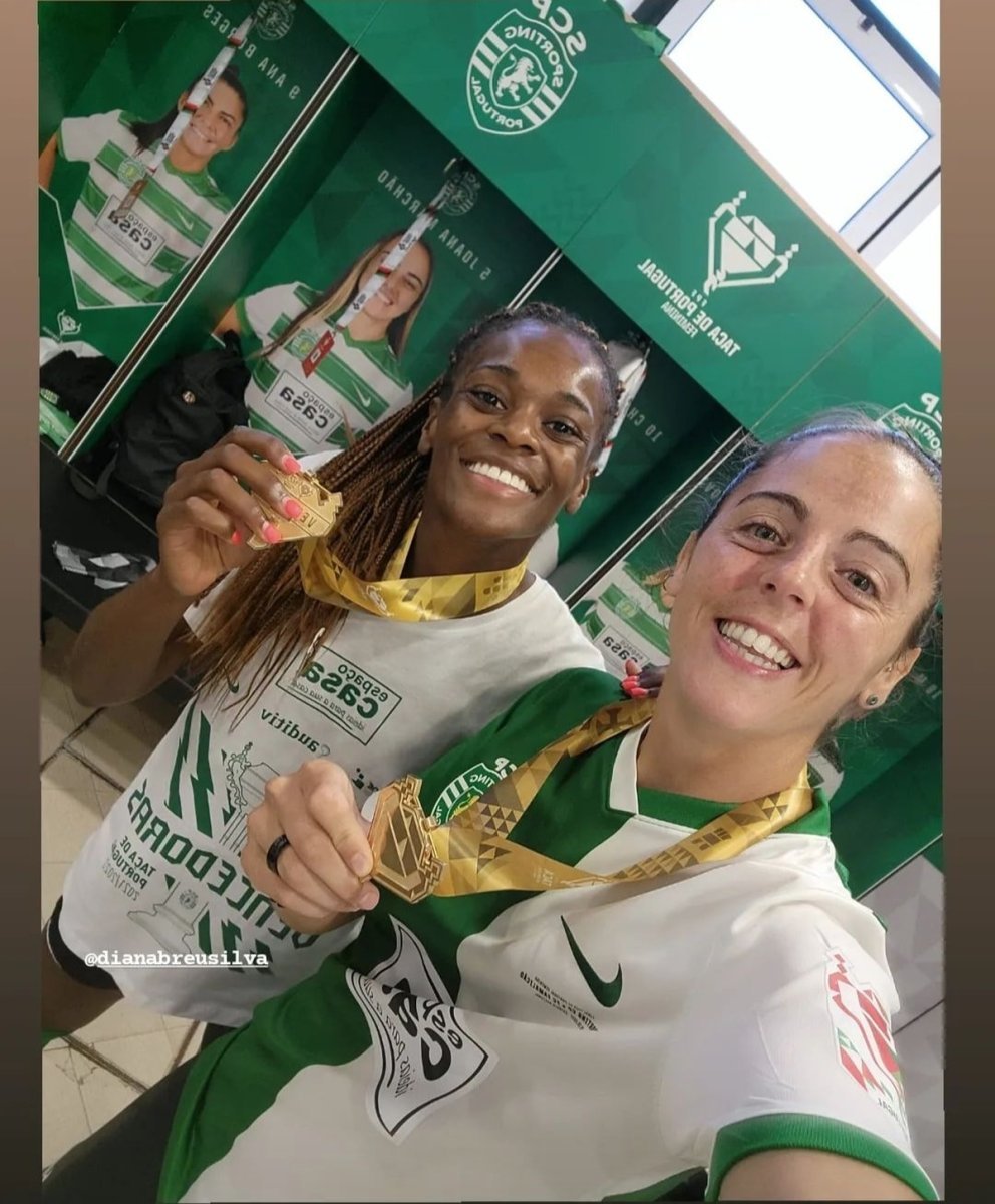 La jugadora argentina festeja en el vestuario la obtenci&oacute;n de la Copa de Portugal