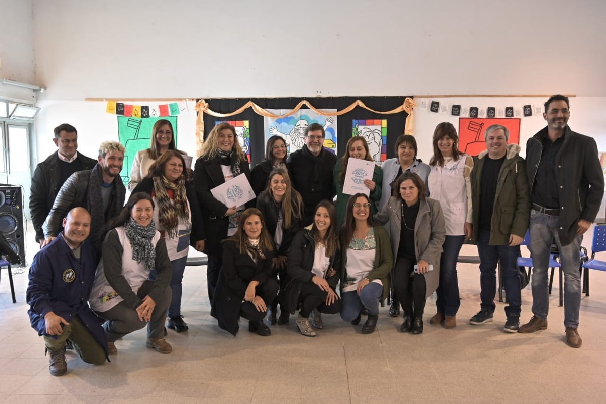 El Director General de Cultura y Educaci&oacute;n de la Provincia junto a la comunidad educativa de Mar del Plata.