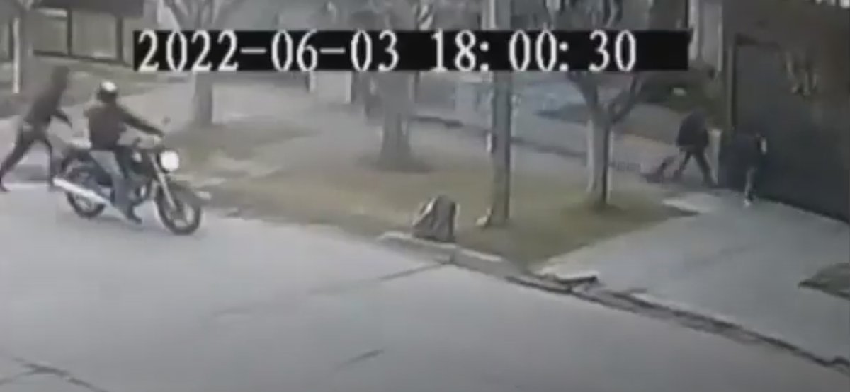 Robo en Merlo: Un polic&iacute;a defendi&oacute; a una abuela y bale&oacute; a un delincuente.