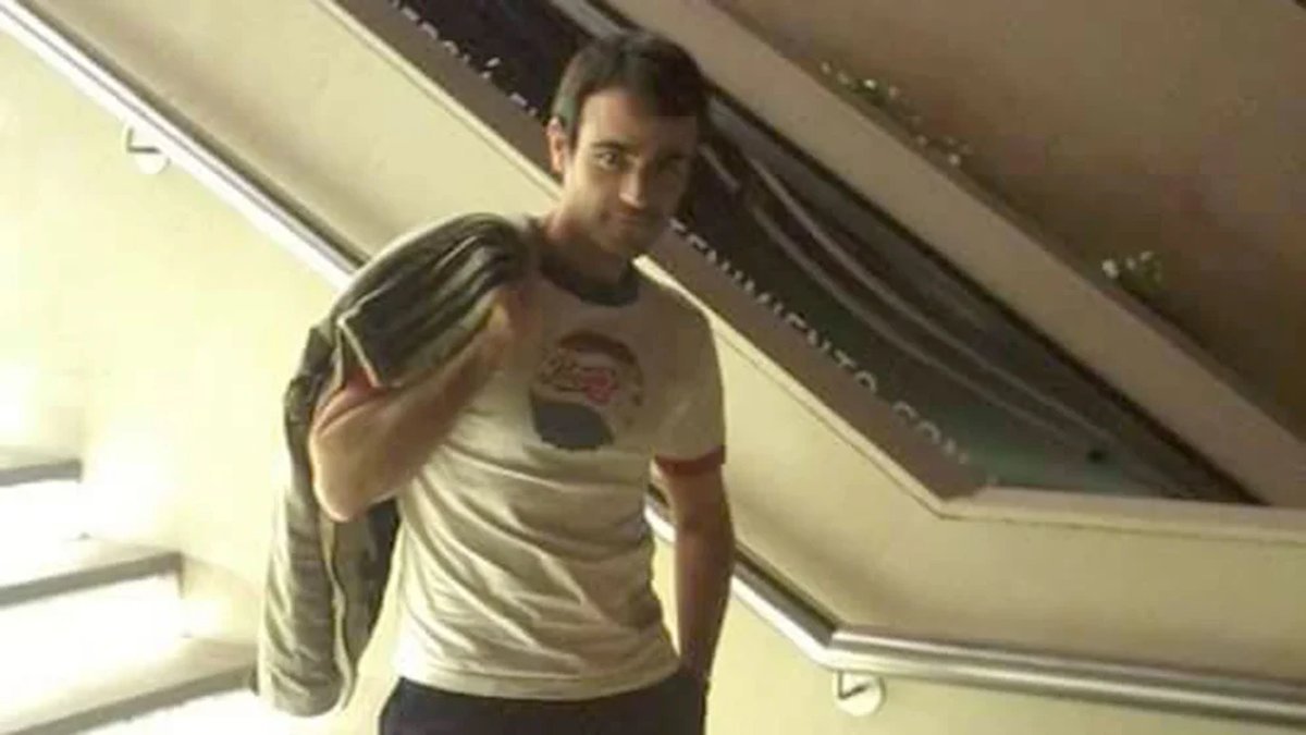 El docente fue herido con tres balazos en Villa Luzuriaga. Un auto con cuatro sujetos a bordo estaba situado enfrente de su casa.