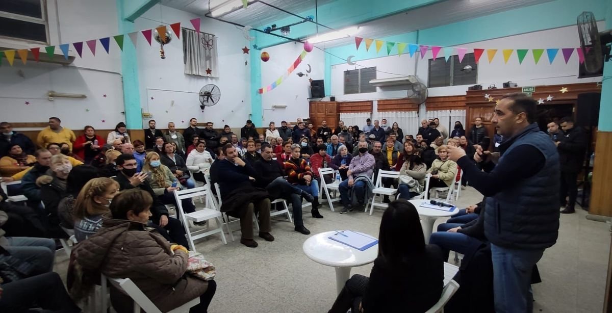 Ramiro Tagliaferro junto a vecinos de Mor&oacute;n.