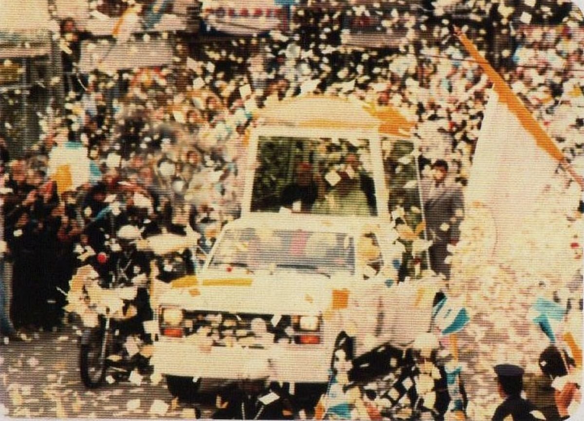 El Papa M&oacute;vil atraviesa la Avenida Rivadavia en Haedo. Fuente: Archivo Hist&oacute;rico de Mor&oacute;n.