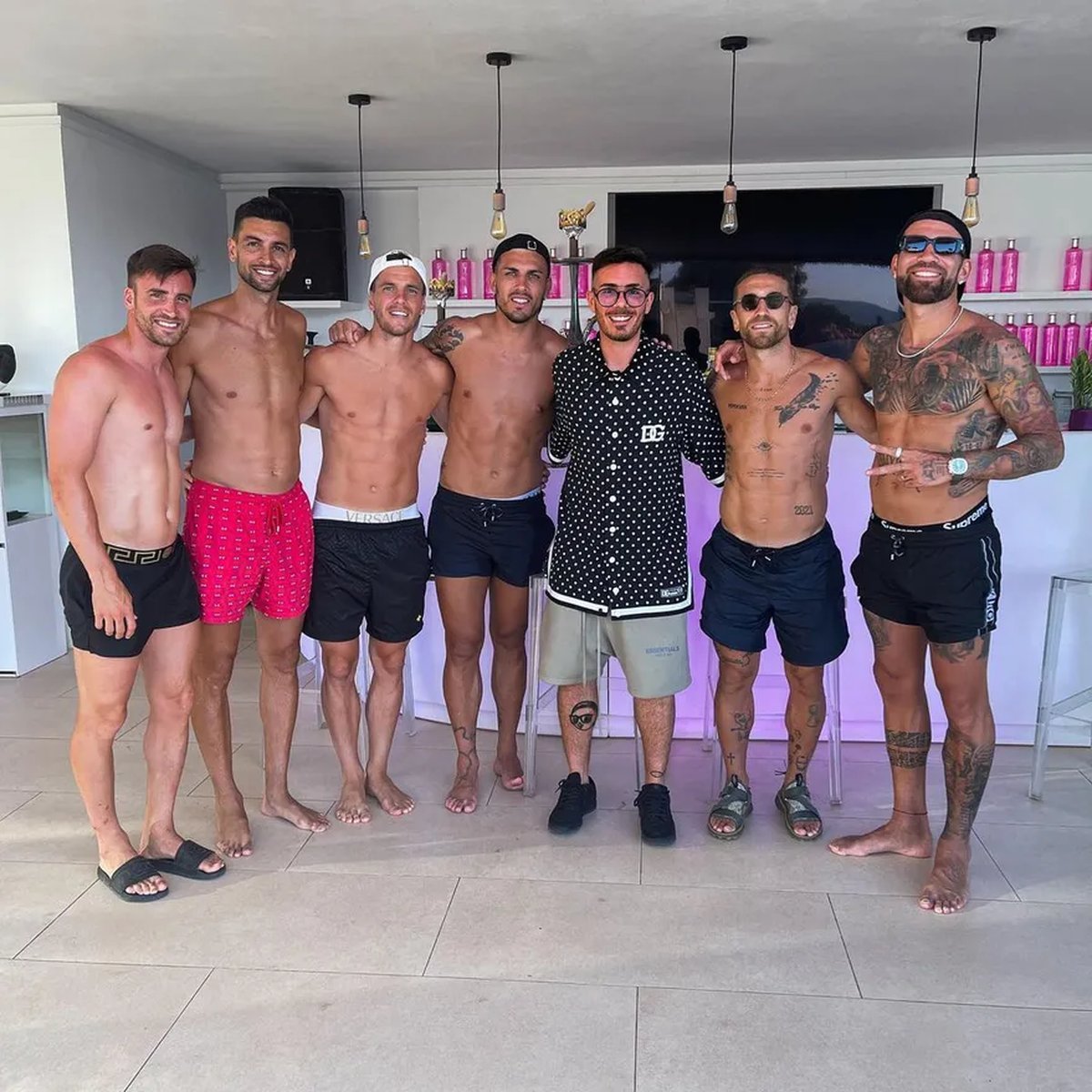 Fer Palacio junto a los jugadores de la Selecci&oacute;n Argentina en la fiesta de Leandro Paredes.
