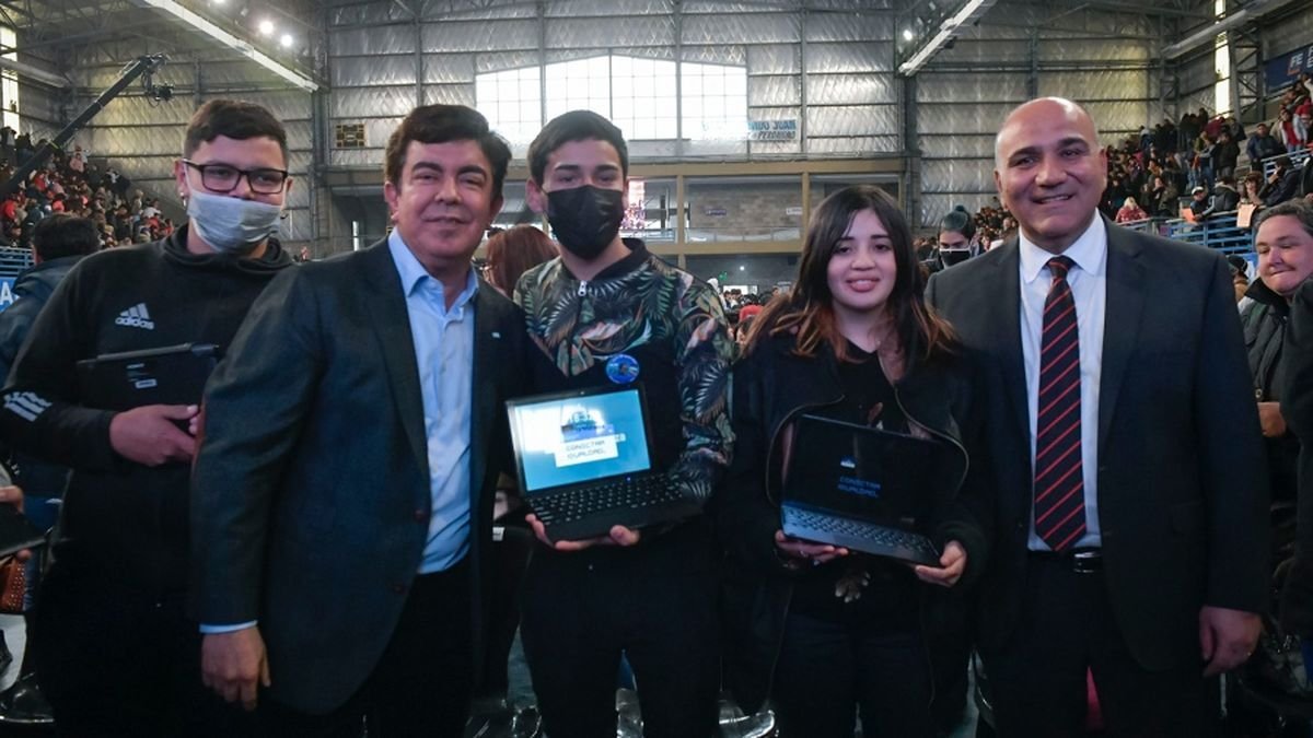 Fernando Espinoza entreg&oacute; tablets para j&oacute;venes.