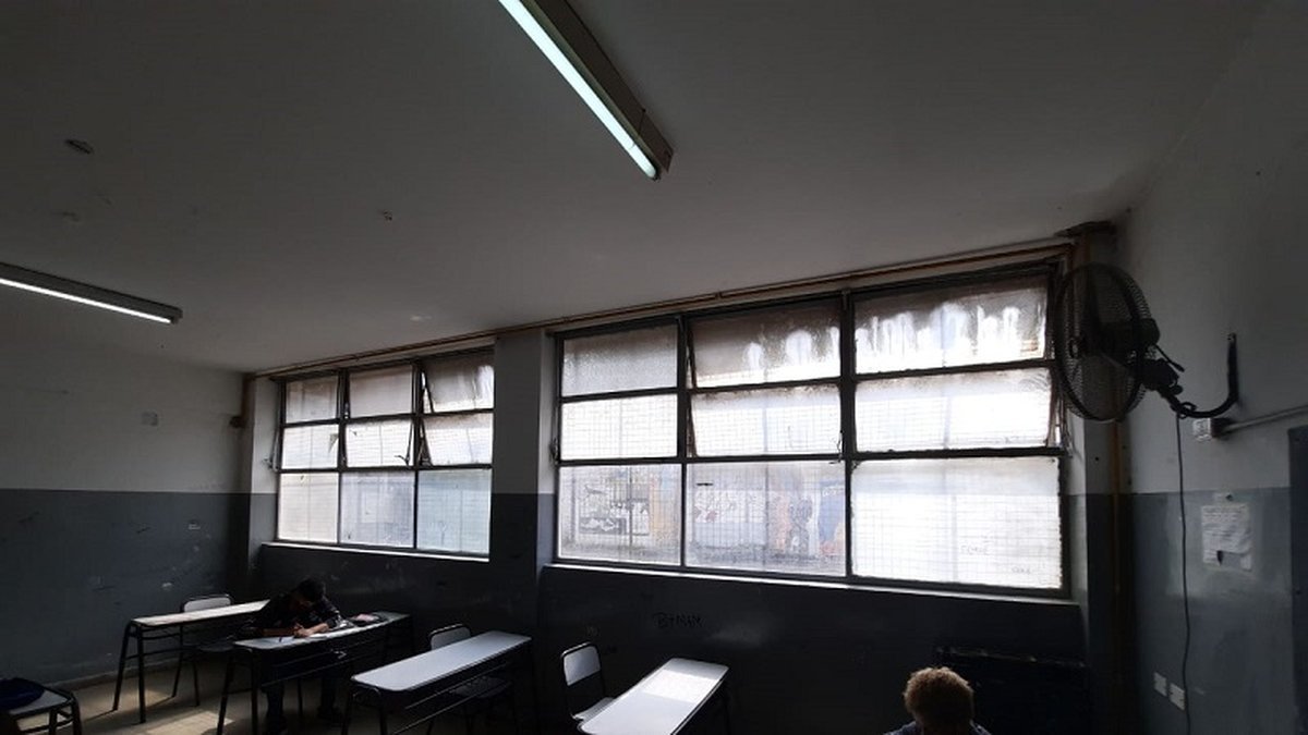 Violenta pelea a la salida de una escuela de Ituzaing&oacute;.