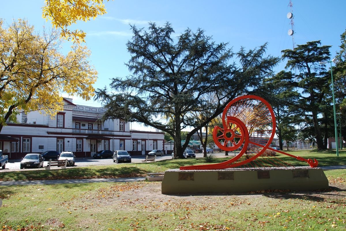 Un lugar elegido para el turismo es la Plaza de los Ferrocarriles, detr&aacute;s la estaci&oacute;n de trenes, de la ciudad de Jun&iacute;n.