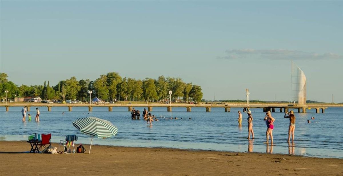 El balneario de la laguna del Parque Natural de G&oacute;mez en la ciudad de Jun&iacute;n.