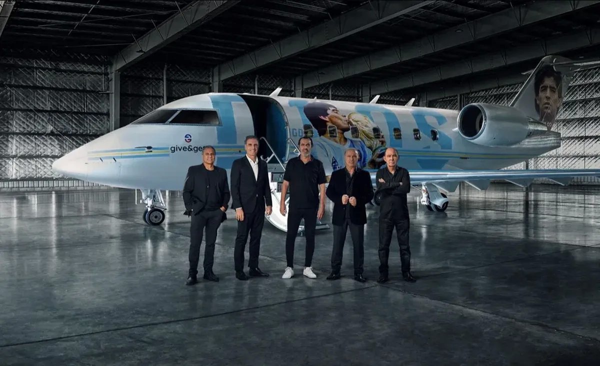 Los compa&ntilde;eros de Maradona del Mundial M&eacute;xico 86, viajar&iacute;an a Qatar 2022 en el avi&oacute;n.