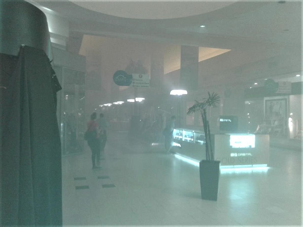 Registro del humo ocasionado por el incendio en el Plaza Oeste Shopping (Mor&oacute;n).
