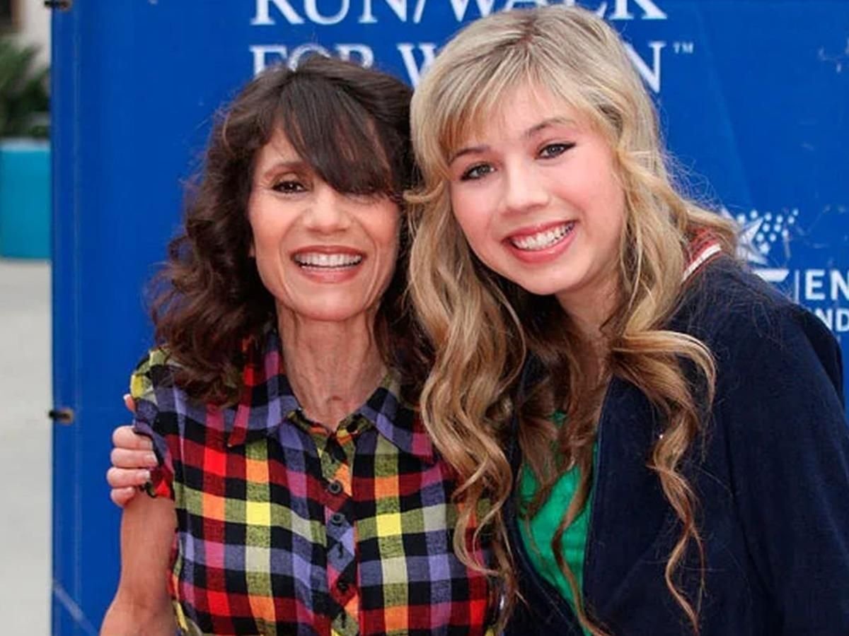 La actriz Jennette McCurdy junto a Debra McCurdy, su madre.