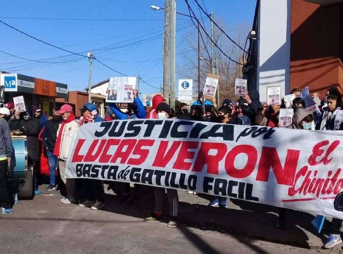 Familiares y amigos pidiendo justicia por el homicidio del joven Lucas Ver&oacute;n.