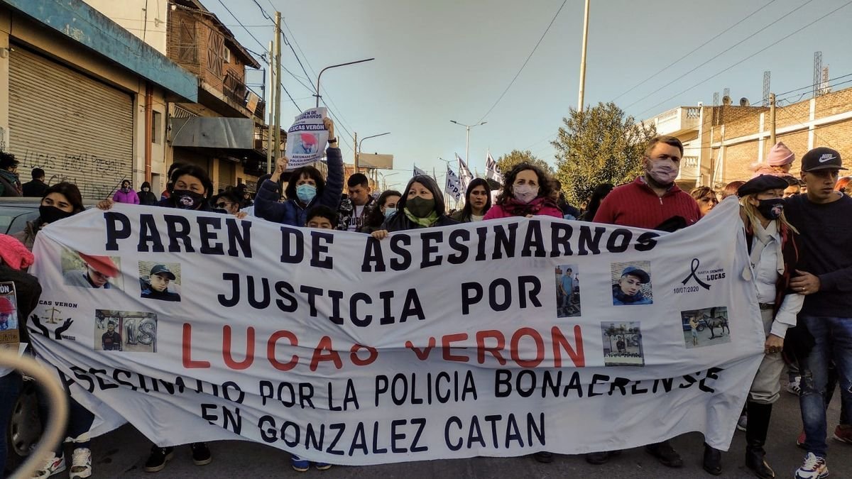Familiares y amigos pidiendo justicia por el homicidio del joven Lucas Ver&oacute;n.