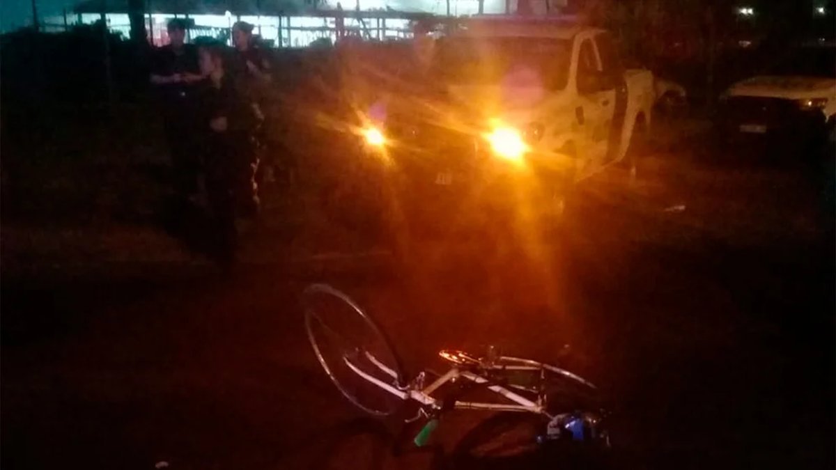 La polic&iacute;a investigando en el lugar del hecho (La Tablada, La Matanza).