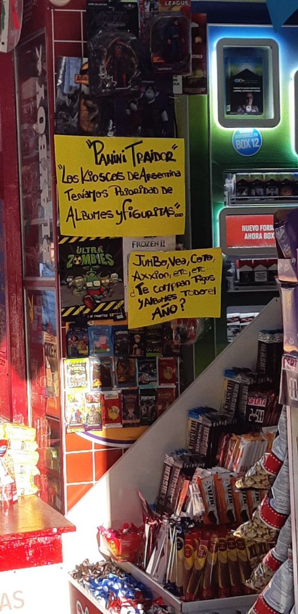 Algunos carteles de los kioskos en reclamo por la faltante de &aacute;lbumes de figuritas del Mundial Qatar 2022.